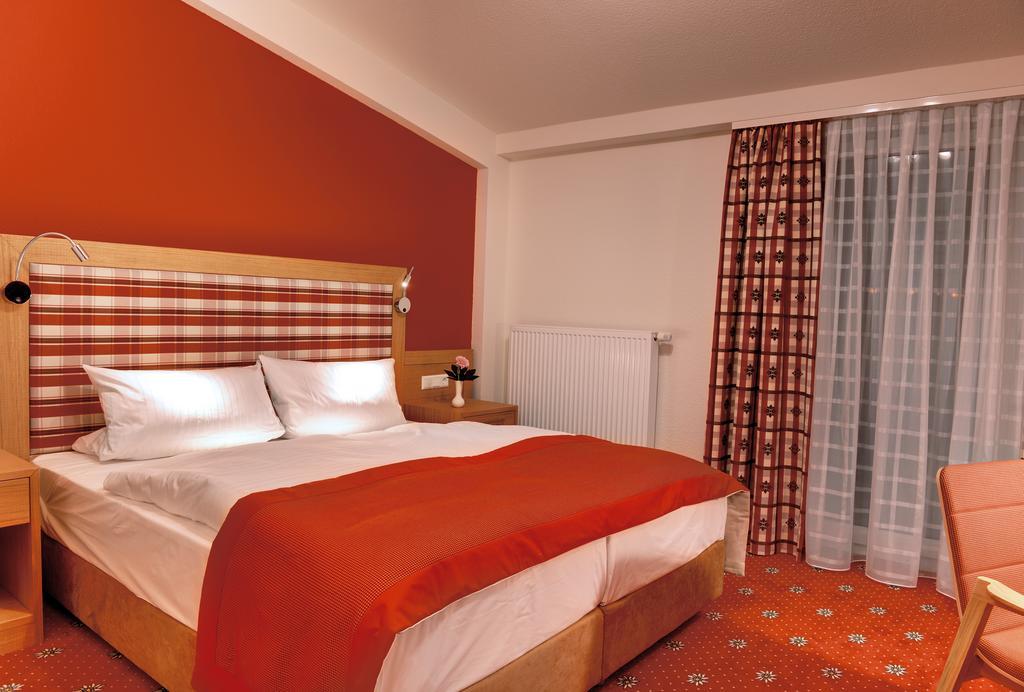Hotel & Restaurant Waldcafe Hettstedt Rum bild